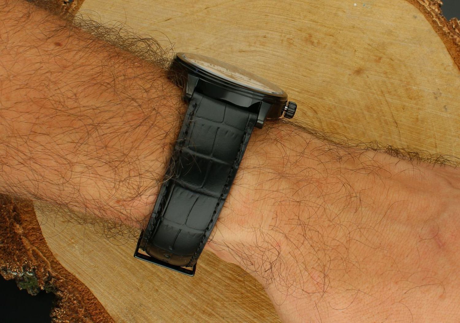 Bisset BIS185 BSCE62 – elegancki męski zegarek szwajcarski z mechanizmem kwarcowym, białą tarczą, czarną kopertą, szafirowym szkłem i skórzanym paskiem. Wodoszczelność ograniczona, datownik.1.jpg